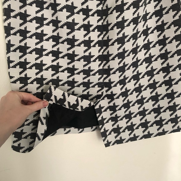 Banana Republic size 6, Large Pattern Grey/White Houndstooth Pencil Skirt - Picture 3 of 5